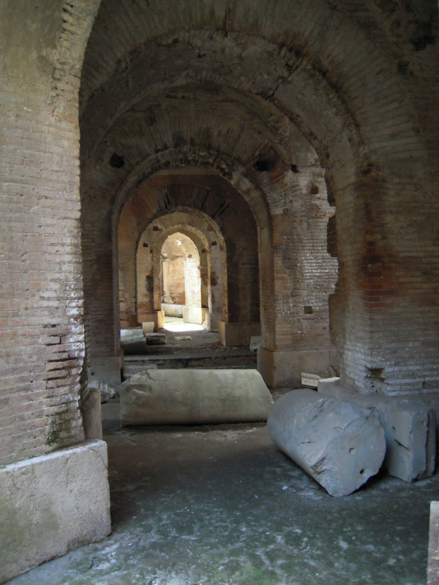 Podziemne przejścia amfiteatru w Capui