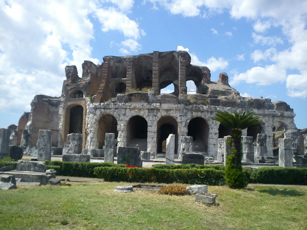 Starożytny amfiteatr w Capui, drugi pod względem wielkości po Koloseum. #Campania #Neapol #Włochy