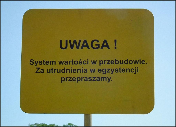 W Krakowie...znak przy ścieżce rowerowej nad Wisłą...