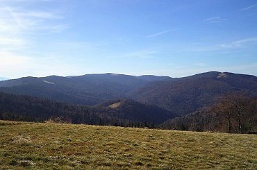 Dolina kamienicy otaczającymi szczytami (Kudłon, Mostownica, Jaworzyna Kamienicka, Przysłop) z polany Gorc Kamienicki #góry #beskidy #gorce #bieniowe #gorc #przysłop