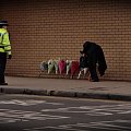 Okoliczni mieszkańcy Glasgow oraz przechodnie, zaczynają składać kwiaty..nieopodal miejsca tragedii..