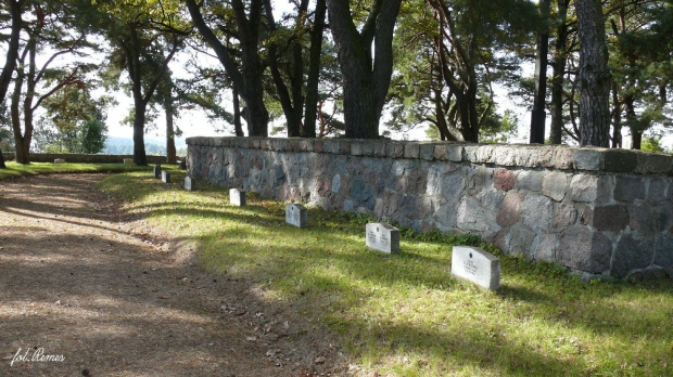 Cmentarz wojenny - Zlokalizowany na południe od miejscowości, na niewielkim wzniesieniu, nad jeziorem. Pochowano tu 344 żołnierzy armii niemieckiej i 234 żołnierzy armii rosyjskiej poległych w 1914 r #Węgorzewo