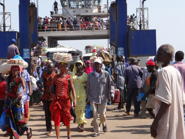 Gambia. Wyładunek promu na rzece Gambia. #Gambia