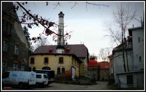 Szczawno-Zdrój-rozlewnia wód z bialym kominem