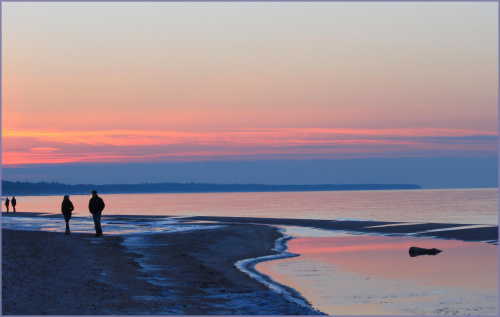 Słońce na koniec dnia lubi sięgnąć po bogatszą paletę barw #Kołobrzeg #plaża #zima #ZachódSłońca