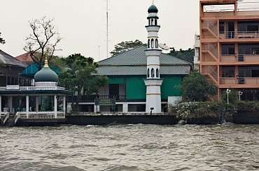 Rejs po rzece Chao Phraya w Bangkoku - widok na meczet Somdet Chao Phraya #azja #podróże #tajlandia #ChaoPhraya