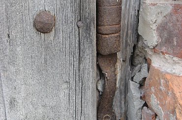 Młyn w Michalowie, 22 lut 2014, zawiasy drzwi #Michalów #młyn