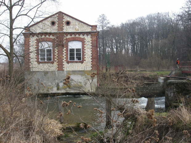 Eletrownia wodna na rzece Wieprz w Michalowie, widok od rzeki #Michalów #ElektrowniaWodna #Wieprz