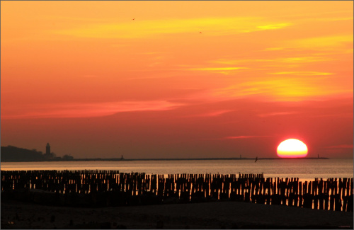 Zachód słońca oglądany z plaży od strony Podczela w kierunku Kołobrzegu #Kołobrzeg #PlażaWschodnia #ZachódSłońca