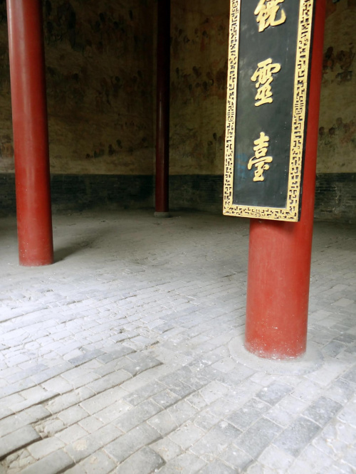 Klasztor Shaolin. Zagłębienia w posadzce od ćwiczeń bosymi nigani #Chiny