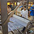 W fabryce jedwabiu - z jedwabnych nitek tkany jest materiał #tajlandia #azja #ChaingMai #jedwab