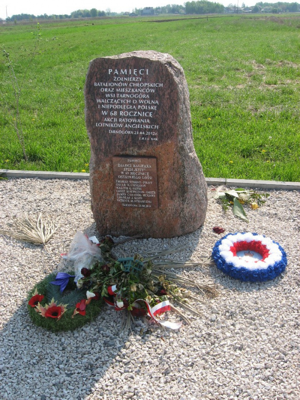 Pomnik w Tarnogórze, 1 maj 2014 #Tarnogóra #HalifaxSamolot