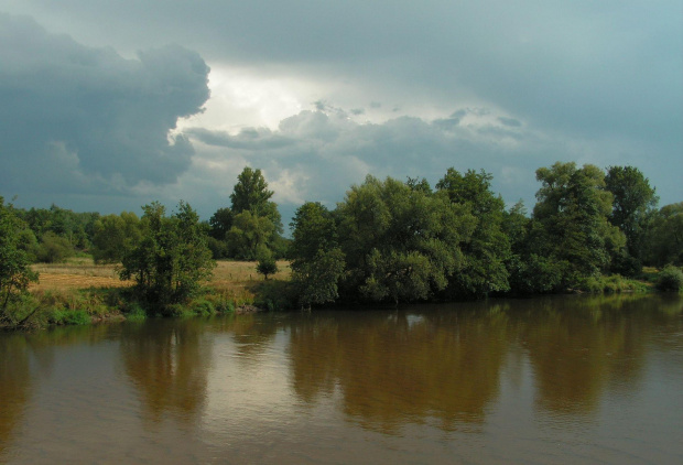 Odmeldowuje sie do 3 września, w planach łowy fotograficzne Dani i Szwecji. Pozdrawiam Was bardzo serdecznie, trzymajcie kciuki za mają chorobę morska. W tle rzeka Bóbr.