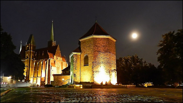Wrocław - Na pierwszym planie Kościół św. Marcina na Ostrowie Tumskim