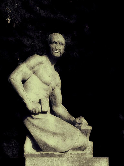 Na przedramieniu "ANTY ŚLĄSK", na brzuchu - "POLONIA ŚWIDNICA"... Reszta sama rzuca się w oczy... #DolnyŚląsk #DorotheaVonPhilipsborn #mitologia #ParkCentralnyWŚwidnicy #pomnik #rzeźba #Schweidnitz #Świdnica #Wieland