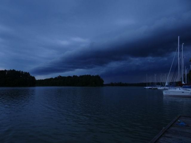 Burza 'Pod Dębem' #Mazury #pies #sznaucer #wakacje #żagle