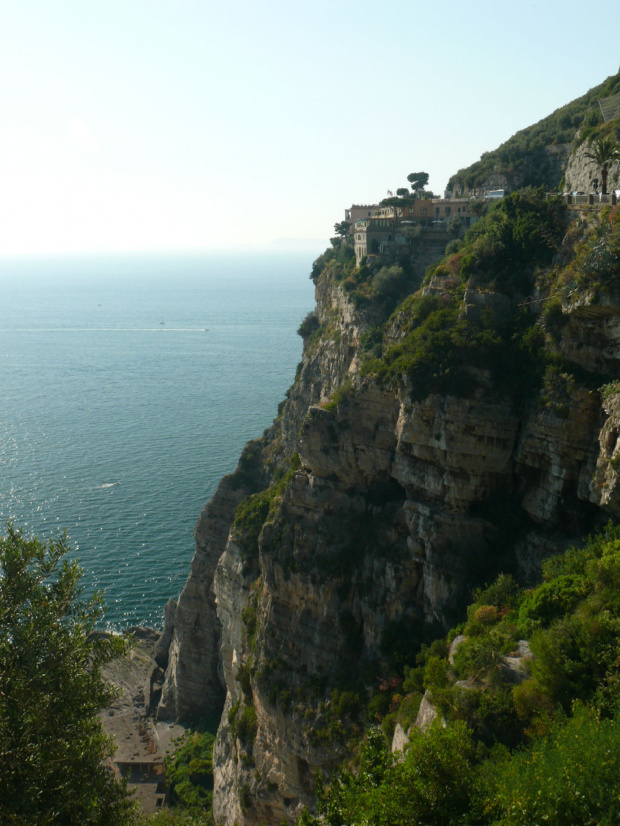 Urwiste klify, droga zawieszona w powietrzu - to własnie Wybrzeże Amalfii #Campania #Neapol #Włochy #WybrzeżeAmalfii