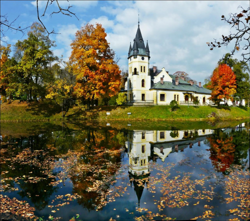 pałac w Olszanicy jesienią #jesien #odbicia #zabytki