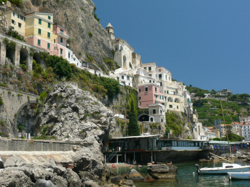 Amalfi jest położone w rozpadlinie spadających pionowo ku morzu skał #Campania #Neapol #Włochy #WybrzeżeAmalfii