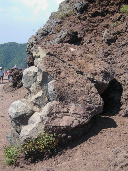 Droga wokół krateru urozmaicona jest takimi blokami skalnymi #Campania #Neapol #Wezuwiusz #Włochy