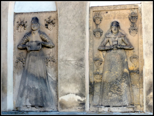 płyty nagrobne na murze kościoła #CmentarzWDziećmorowicach