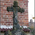 to jest podobno krzyż łaciński z przywiazana kotwicą-symbol stałego zakotwiczenia ludzi związanych z żeglugą #CmentarzWDziećmorowicach
