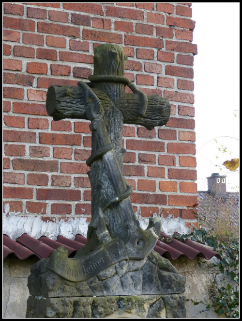 to jest podobno krzyż łaciński z przywiazana kotwicą-symbol stałego zakotwiczenia ludzi związanych z żeglugą #CmentarzWDziećmorowicach