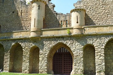 Janohrad - sztuczne ruiny zamku znajdujące się w obszarze Lednice - Valtice #Czechy #Janohrad