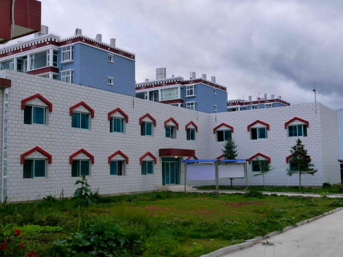 Podwórko nowoczesnego osiedla w Szangri-la (Tybet)