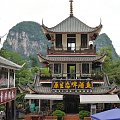 Zabudowa na tle charakterystycznych gór w Yangshuo