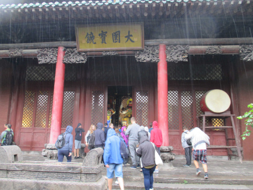 Przywitał nas deszcz. Zwiedzamy muzeum mieszczące się w olbrzymim budynku i kolejną świątynię buddyjską