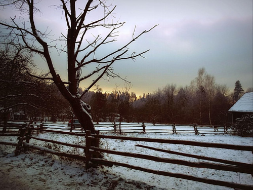 Przełęcz Tąpadła (384 m n.p.m.) - przełęcz w Masywie Ślęży na Przedgórzu Sudeckim, pomiędzy górami Ślężą (718 m n.p.m.) i Radunią (573 m n.p.m.). Główny węzeł szlaków turystycznych. #PrzełęczTąpadła #Ślęża #Radunia