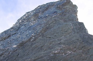 Zdjęcie robione ciut powyżej platformy - imponująca skała #Alpy #Austria #Narty #Nassfeld