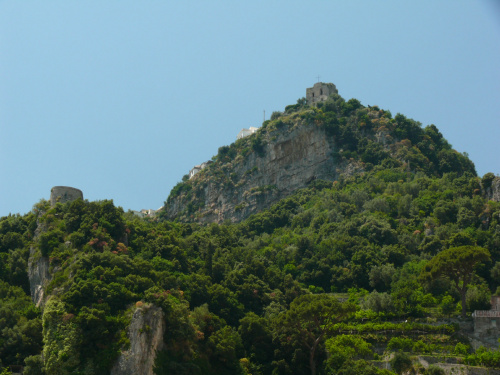 Specyfika Amalfii - góry, góry, a w nich budowle #Campania #Neapol #Włochy #WybrzeżeAmalfii