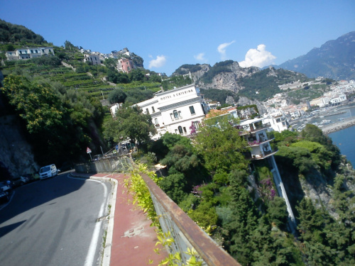 Wąskie, kręte drogi, biegnące samym skrajem nadmorskich klifów to typowe dla tego miejsca #Campania #Neapol #Włochy #WybrzeżeAmalfii