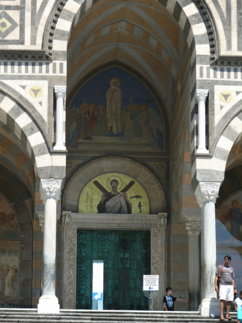 W Katedrze Św. Andrzeja ( wielokrotnie przebudowywanej ) zachowane zostały brązowe wrota z 1066 r. #Campania #Neapol #Włochy #WybrzeżeAmalfii