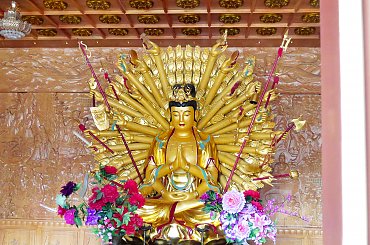 Posąg Bogini Avalokitesvara z tysiącem ramion - każdemu niesie pomoc. Mnie pomogła ;) #Chiny