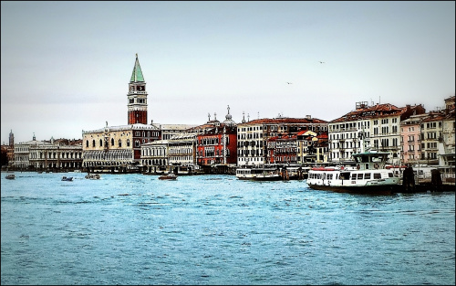 Wenecja - Na horyzoncie dzwonnica św. Marka w Wenecji, wysoka na 99 m... Wkrótce będziemy tam :))