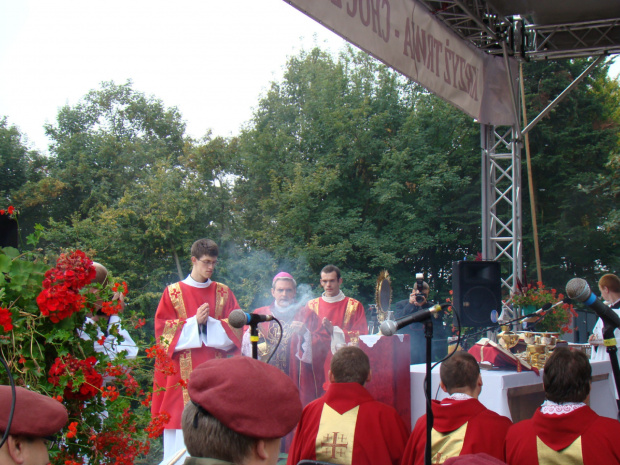Biskup Ordynariusz z kadzidłem