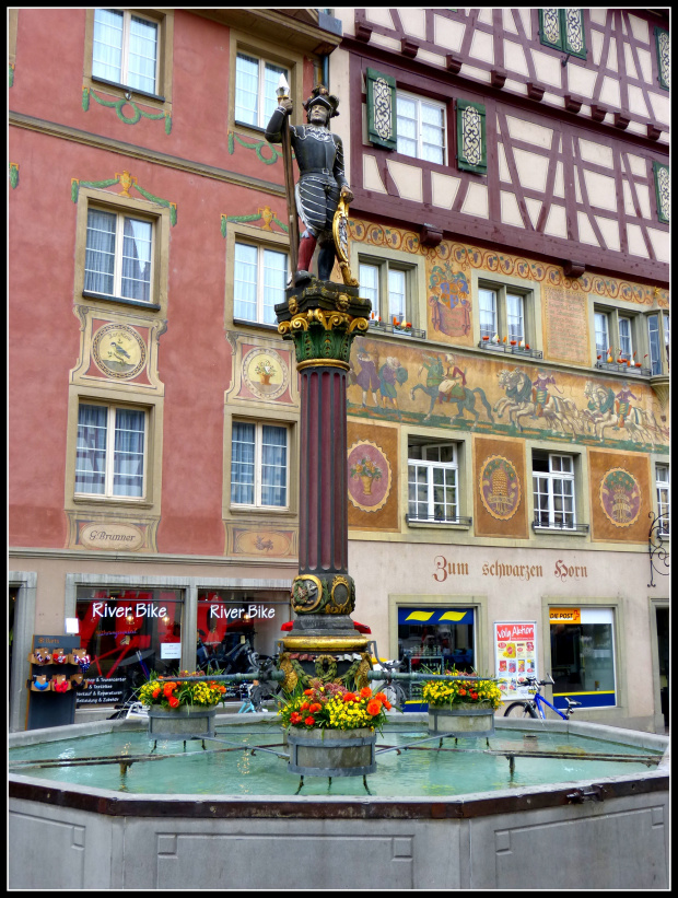 cudna fontanna i fresk pokazujaca powrot krola Karola z wojny 1476 #architektura