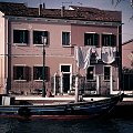 Burano – włoska wyspa położona na Lagunie Weneckiej (od Wenecji o około 7 km), słynna dzięki kolorowym domom i koronkowym wyrobom.