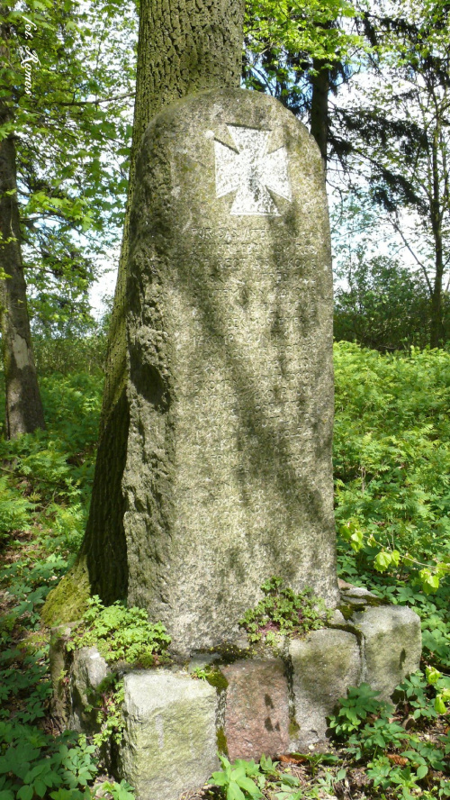 Nowe Drygały - Kwatera wojenna jest położona w środkowej części cmentarza. Na kamiennym obelisku napis, oraz nazwiska poległych żołnierzy z Res. Inf. Regt. 265. #NoweDrygały