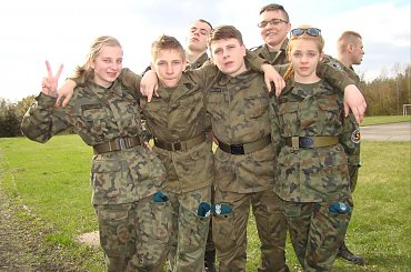 Gimnazjum na manewrach u nas zagościło
Trzydziestu "dzieciaków" fajnie się bawiło #Sobieszyn