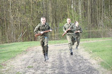 Gimnazjum na manewrach u nas zagościło
Trzydziestu "dzieciaków" fajnie się bawiło #Sobieszyn