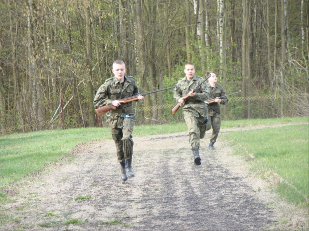 Gimnazjum na manewrach u nas zagościło
Trzydziestu "dzieciaków" fajnie się bawiło #Sobieszyn