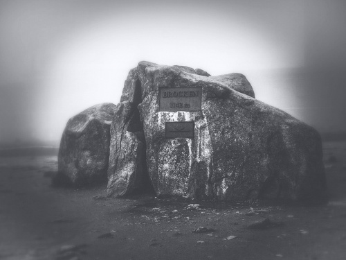 BROCKEN - kamień, który jest na poprzedniej fotce w środku piaskowego kręgu...