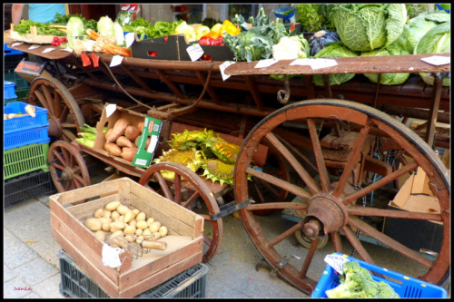 Pomysłowy stragan z warzywami w Świdnicy