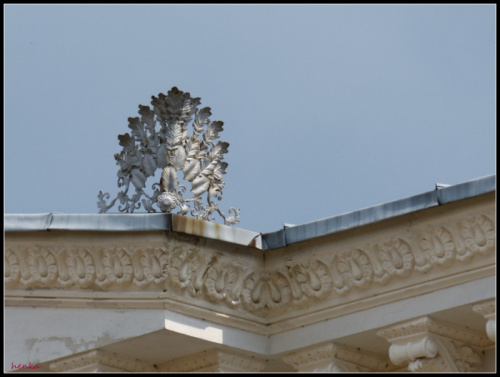 ozdoba? na dachu pałacu