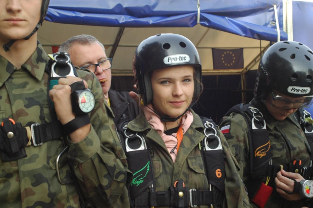 Szkolenie spadochronowe i skoki uczniów Zespołu Szkół im. Kajetana hr. Kickiego w Sobieszynie