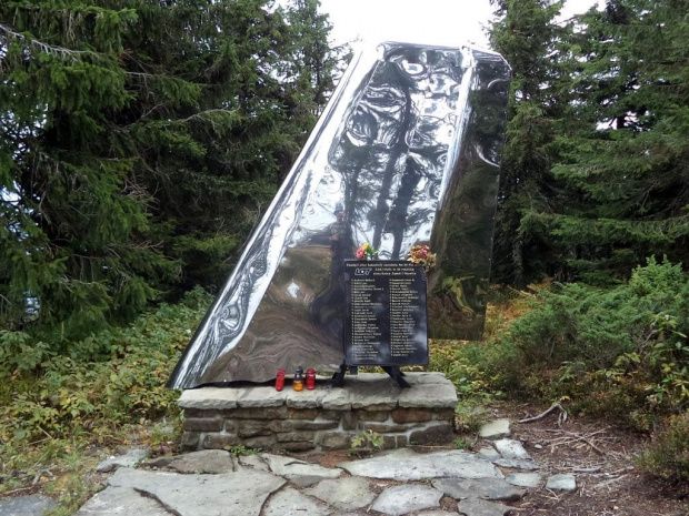 Pomnik ofiar katastrofy samolotu PLL LOT na Policy w 1969 r. #góry #beskidy #BeskidŻywiecki #PasmoPolicy #polica #HalaKrupowa